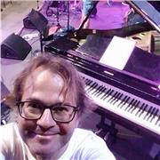 Profesor de piano moderno y clásico ofrece clases a domicilio en Las Palmas de Gran Canaria Hay que tener un teclado en casa